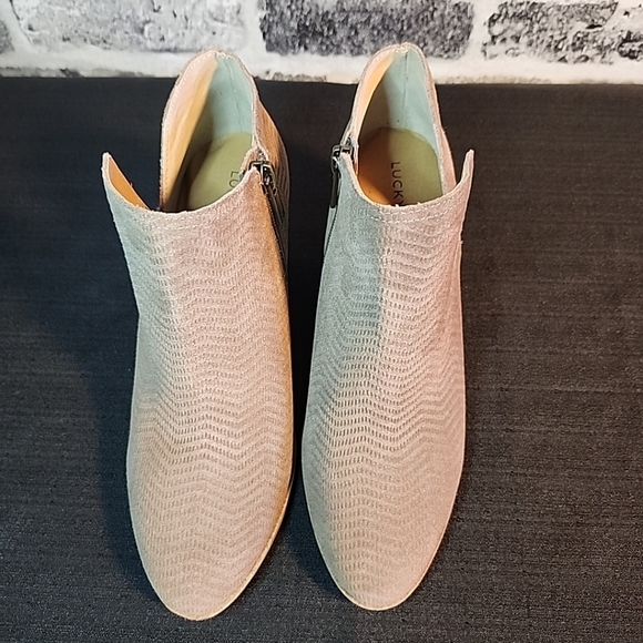 Lucky Brand 8M Pickla Ankle Boots Booties Suede Cutout Textured Chevron Taupe - Picture 3 of 9